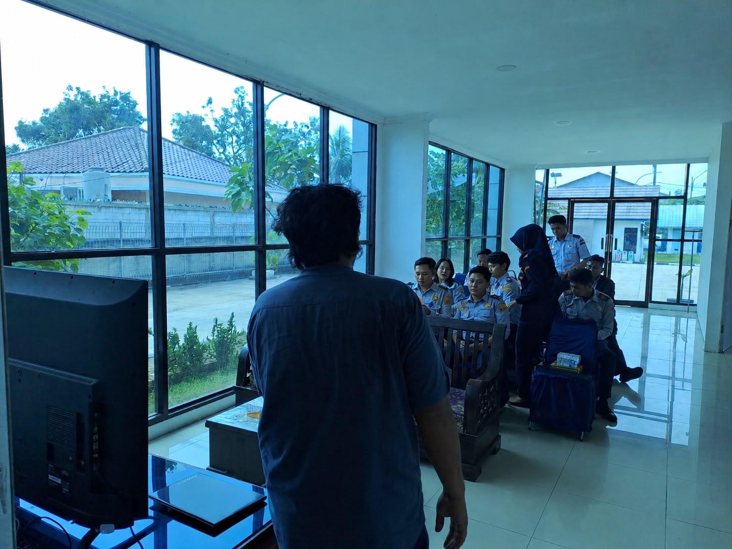 Sensor strain gauge pada sistem Weigh In Motion (WIM) yang digunakan untuk mengukur beban kendaraan secara akurat saat melintas tanpa berhenti.